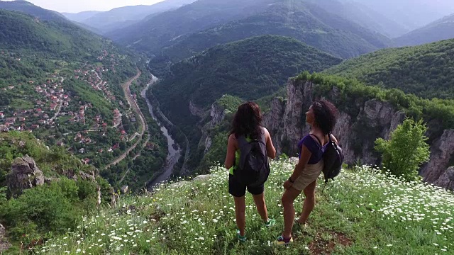 在山上徒步旅行的年轻妇女视频素材