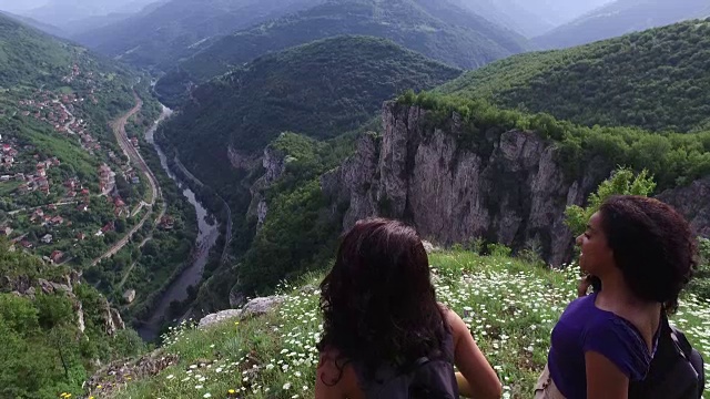 在山上徒步旅行的年轻妇女视频素材