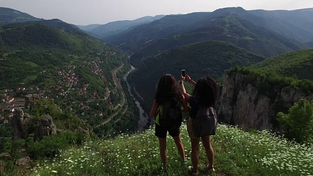 在山上徒步旅行的年轻妇女视频素材