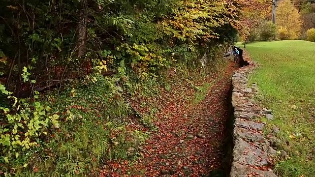 山地车沿着岩壁之间的小径下山视频素材