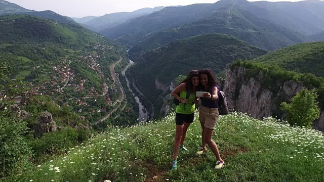 在山上徒步旅行的年轻妇女视频素材