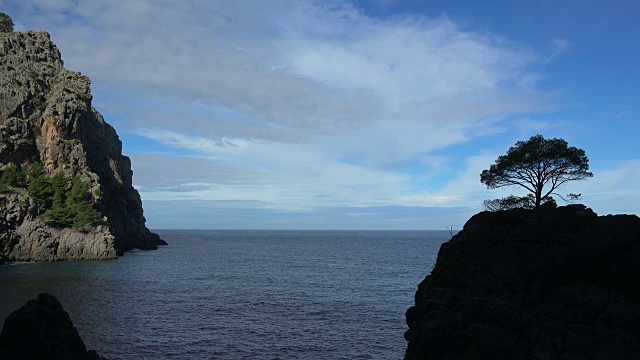 马略卡岛，Tramuntana山脉，Sa Calobra附近的岩石海岸视频素材