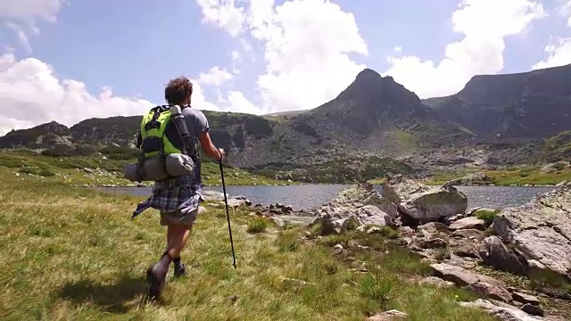 一个人在山里徒步旅行视频素材