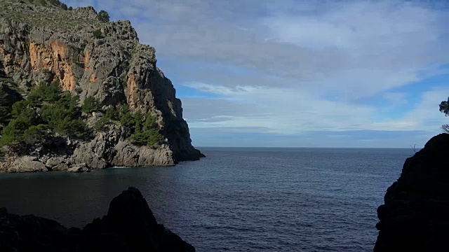 马略卡岛，Tramuntana山脉，Sa Calobra附近的岩石海岸视频素材