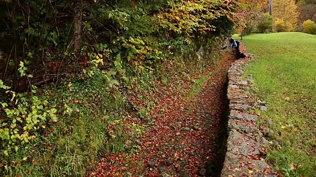 山地车沿着岩壁之间的小径下山视频素材