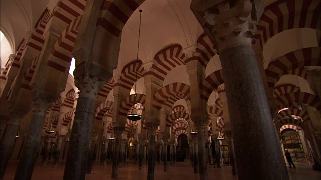 全景镜头:西班牙Córdoba的清真寺大教堂(Mezquita)的拱廊式多柱式祈祷大厅。视频素材