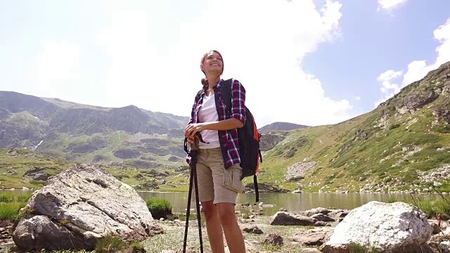 快乐的女人在山里徒步旅行视频下载