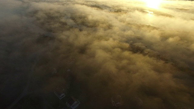 鸟瞰被晨雾覆盖的岛屿，与小渔村，挪威视频素材