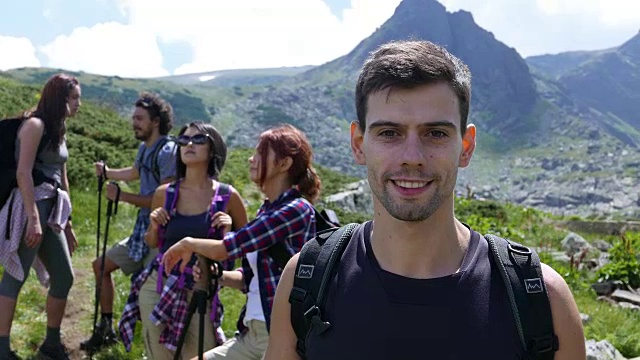 朋友们在夏天徒步旅行视频素材