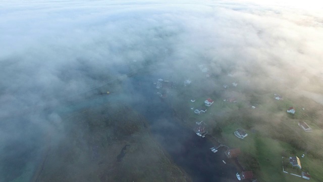 鸟瞰被晨雾覆盖的岛屿，与小渔村，挪威视频素材