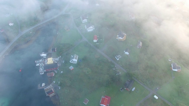 鸟瞰被晨雾覆盖的岛屿，与小渔村，挪威视频素材