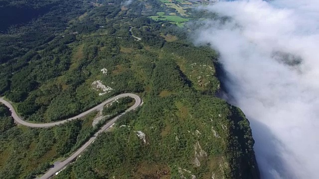 挪威云海旁边悬崖上的一个急转弯的鸟瞰图视频下载