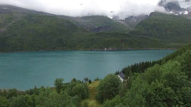 鸟瞰图蓝色峡湾通过雪山，挪威视频素材