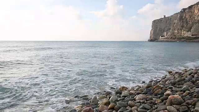 人探索海岸海滩地区，冲浪浸泡视频素材