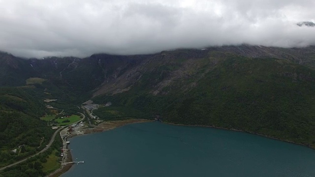 鸟瞰图蓝色峡湾通过雪山，挪威视频下载