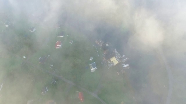 鸟瞰被晨雾覆盖的岛屿，与小渔村，挪威视频素材