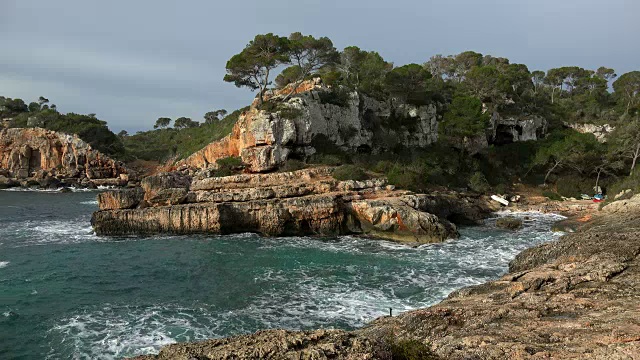 马略卡岛Cala s'Almunia的岩石海岸视频素材