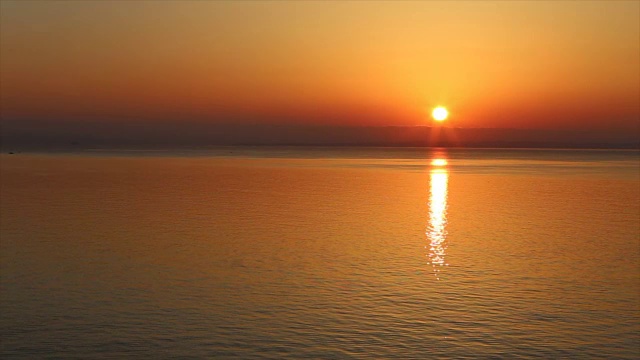 太阳升起时，爱琴海上空的晨光视频素材