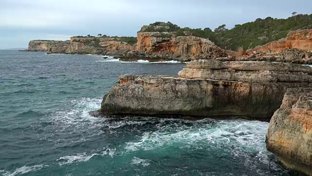 马略卡岛Cala s'Almunia的岩石海岸视频素材