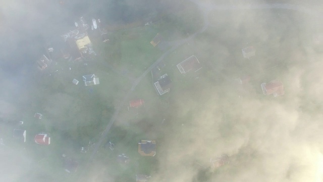 鸟瞰被晨雾覆盖的岛屿，与小渔村，挪威视频素材