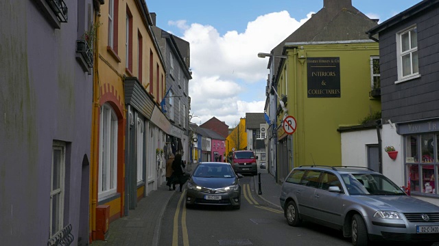 街景，多彩的村庄建筑，美丽的天空和云彩，Kinsale，科克郡，爱尔兰视频素材