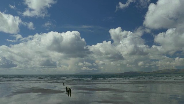 T/L罗斯贝海滩，凯里郡，爱尔兰，美丽的云彩，望着海湾上的海浪视频素材