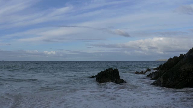 WS Coumeenole海滩和大西洋，海浪，岩石爱尔兰海岸线和美丽的云，丁格尔半岛，爱尔兰视频素材