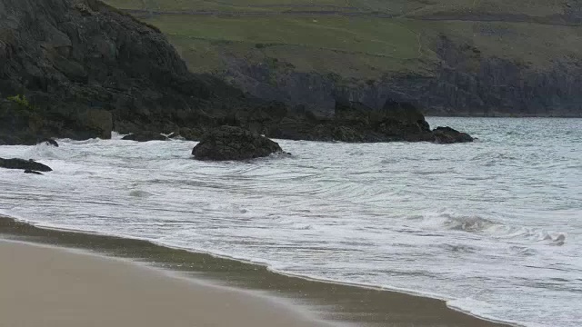 WS Coumeenole海滩和大西洋，沙滩，海浪冲击岩石爱尔兰海岸线，丁格尔半岛，爱尔兰视频素材