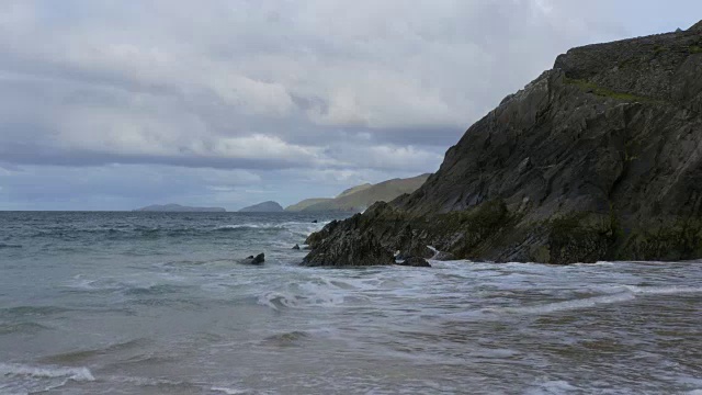 WS Coumeenole海滩和大西洋，海浪，岩石爱尔兰海岸线和美丽的云，岛屿，丁格尔半岛，爱尔兰视频素材