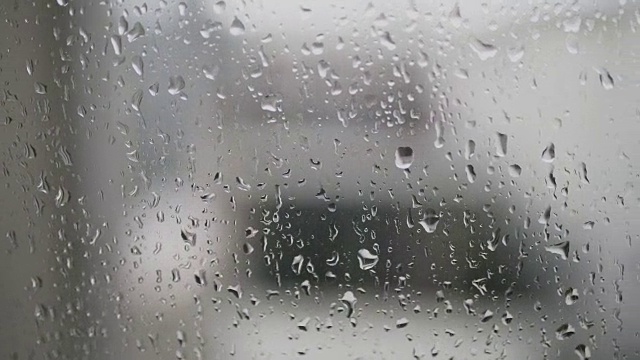 雨滴落在玻璃上视频素材