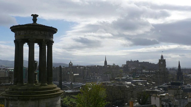 T/L WS爱丁堡，苏格兰天际线，从Calton Hill, Dugald Stewart纪念碑在前景视频素材