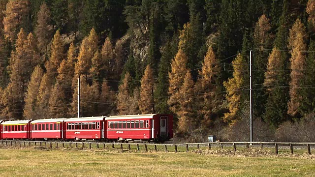 Rhaetian铁路列车/ Rhätische Bahn (RhB)视频素材