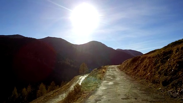 蜿蜒的道路穿过山。视频下载