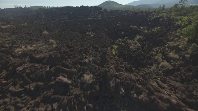 日落火山口火山国家纪念碑的沙漠景观，以山脉为背景/ Flagstaff，亚利桑那州，美国视频素材