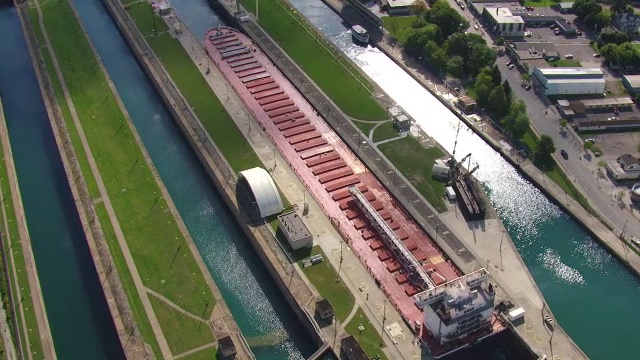 Soo Locks / saut Ste的WS ZO AERIAL POV驳船。玛丽，密歇根州，美国视频素材