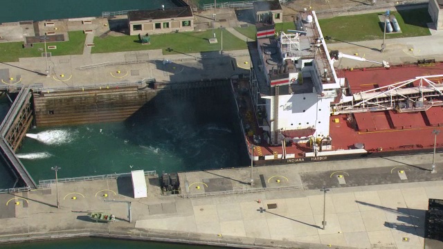 Soo Locks / saut Ste的WS ZI空中POV驳船。玛丽，密歇根州，美国视频素材