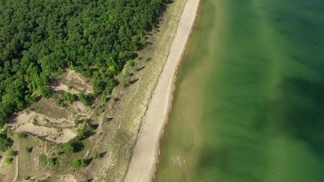 美国印第安纳州波特县的印第安那沙丘国家湖岸的WS空中视角视频素材