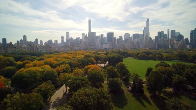 WS AERIAL POV中央公园与金融区背景/曼哈顿，纽约，美国，纽约州视频素材