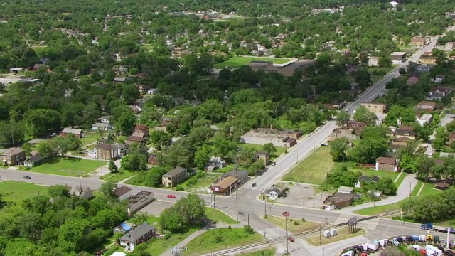 WS AERIAL POV ZI景观和汽车站在道路信号/湖县，加里，印第安纳州，美国视频素材