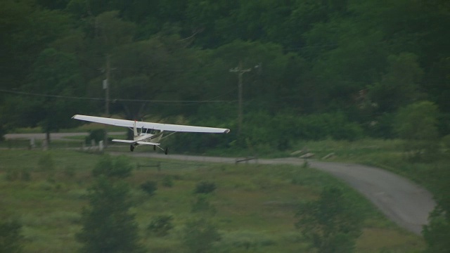 WS TS AERIAL POV飞机飞过普渡大学机场附近的景观，蒂皮卡诺县，美国印第安纳州视频素材