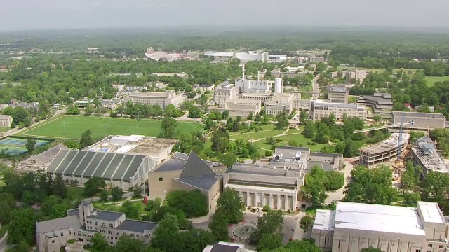 WS AERIAL POV视图印第安纳州立大学在城市/门罗县，印第安纳州，美国视频素材