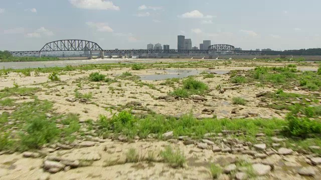 WS AERIAL POV金属桥横跨俄亥俄河，城市背景/克拉克县，印第安纳州，美国视频素材