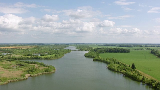 WS AERIAL POV河穿过绿色农田/ Warrick县，Evansville，美国印第安纳州视频素材