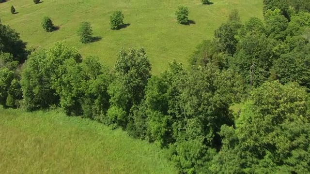 WS AERIAL POV竖井和农场与池塘在大片农田，森林在背景/橙县，法国里克，印第安纳州，美国视频素材