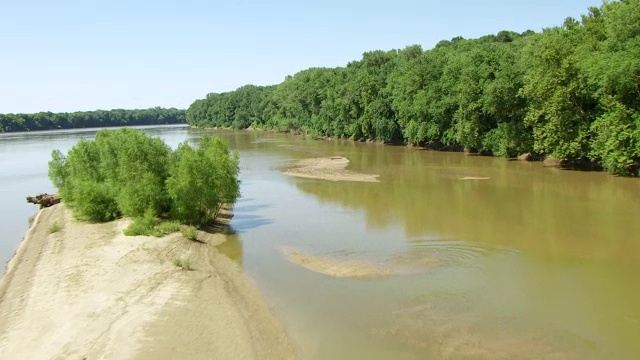 WS AERIAL POV Wabash河与沙洲和森林区域，晴朗的天空背景/波西县，新和谐，印第安纳州，美国视频素材