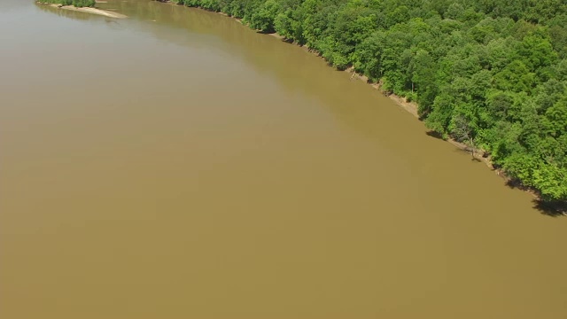 WS AERIAL POV Wabash河与沙洲和森林区域，晴朗的天空背景/波西县，新和谐，印第安纳州，美国视频素材