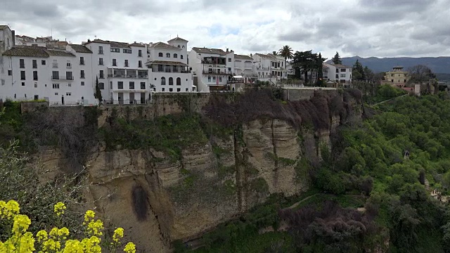 安达卢西亚隆达湾里约热内卢Guadalevin峡谷上方的老城房屋视频素材