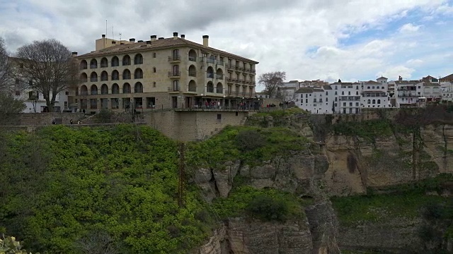 安达卢西亚隆达湾里约热内卢Guadalevin峡谷上方的老城房屋视频素材