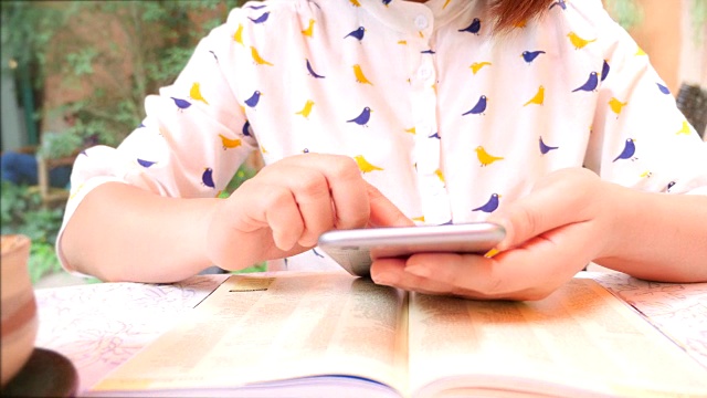 特写:年轻女子在咖啡馆使用手机视频素材