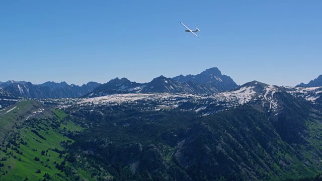 滑翔机在提顿山脉上空翱翔视频素材